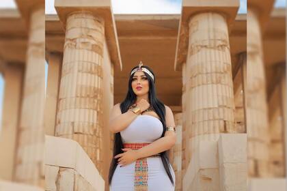 La modelo e influencer Salma al-Shimi fue detenida por posar en una zona arqueológica de Egipto y obtuvo su libertad bajo fianza tras pagar una multa de 30 dólares