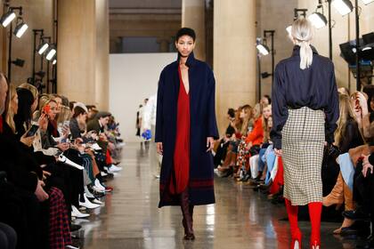 Piezas simples, como suéteres y polleras bien por debajo de la rodilla y tapados al mejor estilo inglés