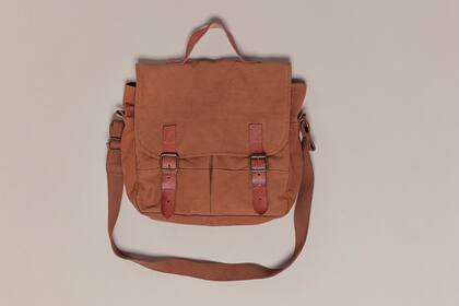 Bolso de lona con bolsillos frontales (Levi’ s $ 1490).