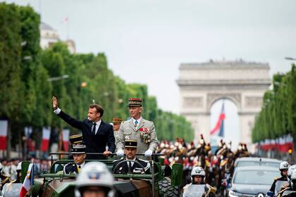 El presidente de Francia, Emmanuel Macron ,en un vehículo Acmat VLRA junto al Jefe de Estado Mayor de los Ejércitos Franceses, Francois Lecointre, mientras revisan las tropas antes del inicio del Día de la Bastilla.