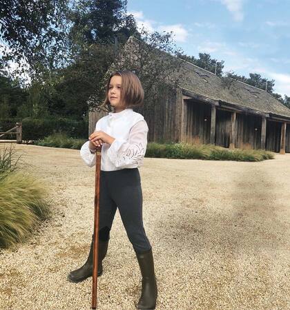 Harper descubrió su nuevo look con una foto en el campo, tomada en Costwolds, al oeste de Londres, en la que usó blusa blanca, pantalones de montar y botas Le Chameau.
