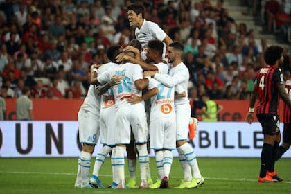 Todos abrazan a Benedetto, que marcó en la victoria 2-1 de Olympique de Marsella frente a Niza