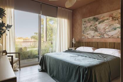 Obra de Daniela Ramsfelder (Diderot.Art). Cama, mesa de luz, cómoda, revestimiento varillado (Talleres Sustentables). Cortinas roller de Hunter Douglas (Tesatech) y de gasa (Flora E). Textiles (Tienda Mayor).