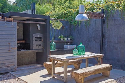 Los bancos y la mesa, por supuesto en madera reciclada.