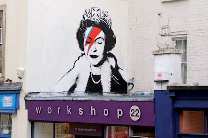 Bansky tampoco escapó a la fascinación por Isabel: hizo un mural con su rostro atravesado por un rayo, como uno de los retratos más recordados de David Bowie. 