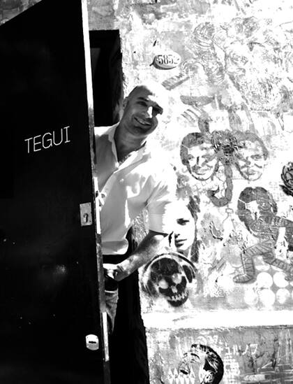 Tegui, abriendo la puerta de su restaurante en Palermo