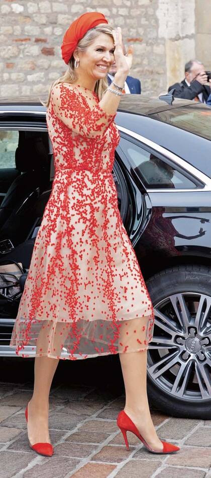 El jueves 11, para su visita a la catedral de Tréveris, la soberana eligió un diseño con bordados en degradé de Natan que había estrenado en la celebración por el Día del Rey de este año.