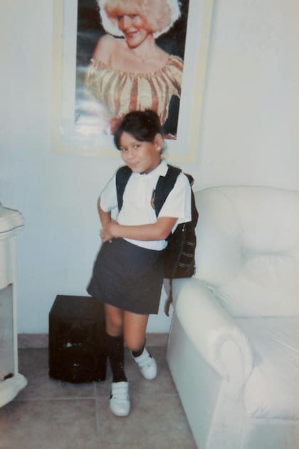 Recuerdo de uno de los primeros días de clase de Verónica, que posa frente al retrato de su mamá.