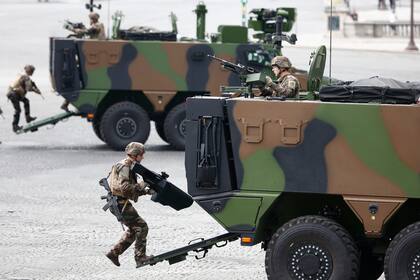 Tropas francesas demuestran sus habilidades durante el desfile del Día de la Bastilla el domingo, julio