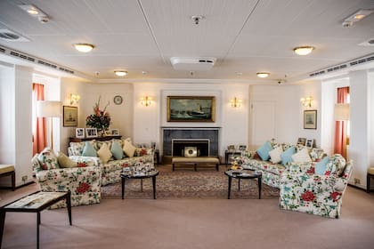 El living con su chimenea leña, que dejó de usarse por razones de seguridad.