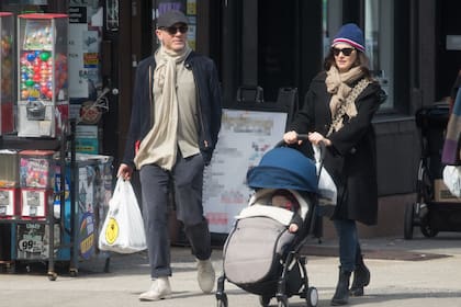 La pareja pasea por las calles de Nueva York, junto a su pequeña hija