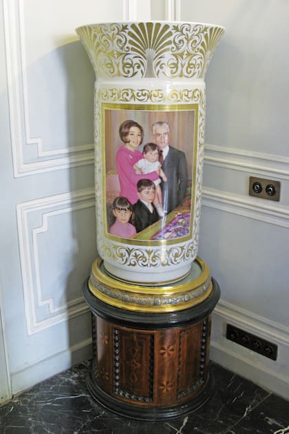 Un jarrón con imágenes de la familia real impresas adorna un rincón del Palacio Niavaran, en Teherán, residencia principal de la dinastía Pahlevi.