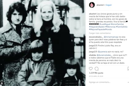 Aún cuando decidió no llevar más el apellido paterno, Alex también ha compartido imágenes junto a su padre, de pequeño. "Los únicos goces puros y sin mezcla de tristeza que le han sido dados sobre la Tierra al hombre son los goces de la familia", apuntó junto a la imagen