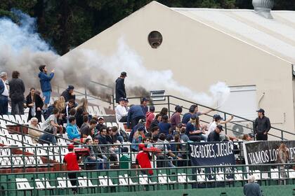 En la platea de la cancha 2 de Palermo, festejos de los seguidores de los jóvenes de La Ensenada, que debutaron este año en la Triple Corona y ya consiguieron dos triunfos, frente a Alegría/La Irenita.