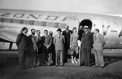 Un Douglas DC-3 de Zonda, con Álvaro Alsogaray, su gerente (primero a la derecha) en 1946.