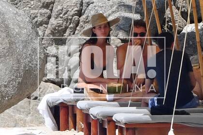 Nunca antes vistas, las imágenes que ilustran estas páginas muestran a DiCaprio relajado y muy enamorado de Camila, a quien conoció a través de su íntimo amigo Al Pacino