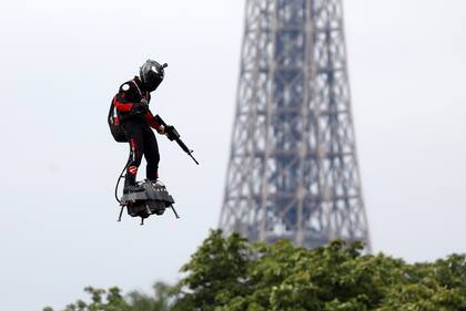 Franky Zapata vuela en un Flyboard cerca de la Torre Eiffel durante el tradicional desfile militar del Día de la Bastilla en la Avenida Champs-Elysees en París