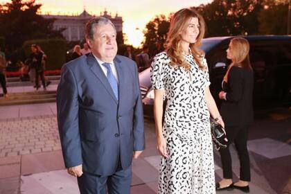 Juliana Awada y el embajador argentino Ramón Puerta llegan al teatro Real para disfrutar del concierto
