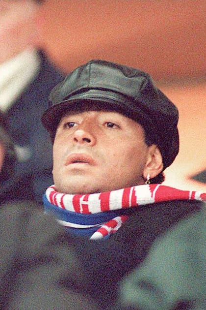 Enero de 1995, Diego en París, con gorro de cuero y bufanda para combatir el frío (pocos meses después, por coquetería, se sometió a una operación de “reducción de papada”)