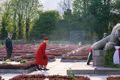 La soberana de Dinamarca dejó un ramo de flores en el monumento titulado Para Dinamarca, la madre con el hijo asesinado, del escultor Axel Poulsen (está ubicado en el Ryvangen Memorial Park, en Hellerup), para honrar a aquellos que pelearon en su país contra la ocupación nazi