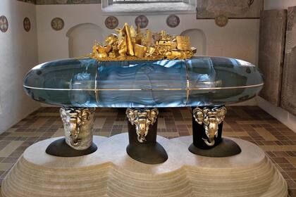 El sarcófago de la Reina, que ella misma diseñó y costó tres millones de euros y demandó quince años construirlo, ya se encuentra en la capilla de Santa Brígida, en la ciudad de Roskilde.