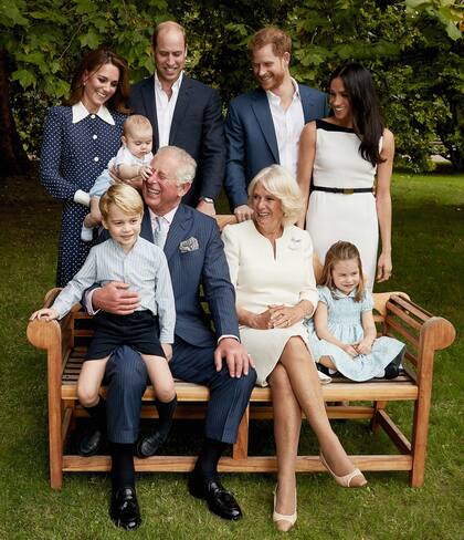 El príncipe Carlos y su mujer, la duquesa de Cornwall en el centro de la imagen, con sus nietos George y Charlotte a sus lados. Detrás de ellos, William y Kate, con Louis a upa. En el otro extremo, Harry y Meghan, en la espera de su primer hijo.