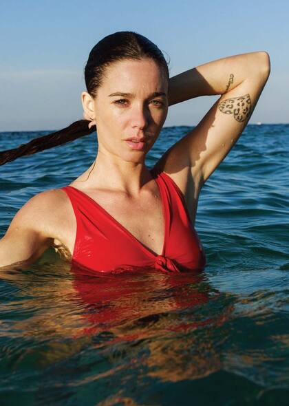 En Ibiza combinó trabajo y placer: además de un shooting fotográfico para Lovely Denim -la marca de su tía paterna, Mariana Toledano- también disfrutó de baños de mar y navegó en velero.