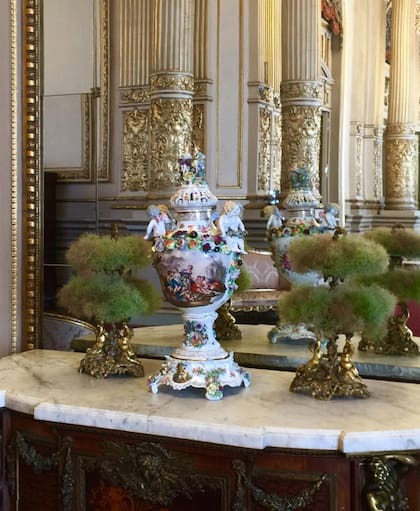 El Salón Dorado se construyó con la idea de emular el Salón de los Espejos del Palacio de Versailles. Sus columnas talladas tienen molduras con detalles alusivos a la música. Suele usarse para conciertos. Foto: Mauro Roll