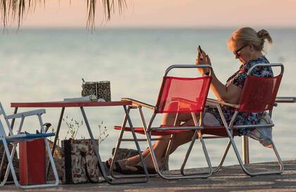 Relax junto a la laguna, en la costanera de Miramar.