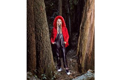 Campera con capucha (Markova, $4680), polera rayada (Levi’s, $2490), enterito de cuero (Uma, $14.500), zapatillas con estrellas (Sarkany, $4390)