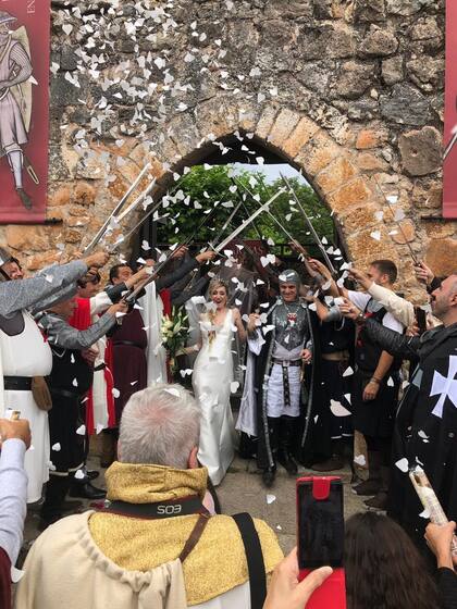 El fin de la ceremonia estuvo marcado por el saludo de espadas y una lluvia de pétalos en forma de corazón.