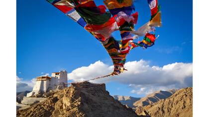 Banderas de oración flamean en el monasterio Namgyal Tsemo por encima de la ciudad de Leh en Ladakh, India