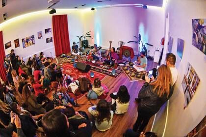 La Sala B del Teatro Seminari, en Belén de Escobar, se llenó de buena energía el pasado 8 de agosto a las siete de la tarde. Los espectadores disfrutaron, primero, de la exposición y después los músicos de la banda Mukunda Vibra Sound dirigieron una meditación sonora.