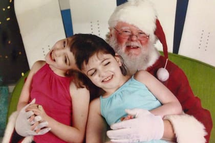 Una de las postales navideñas de las hermanas siamesas que son únicas en el mundo
