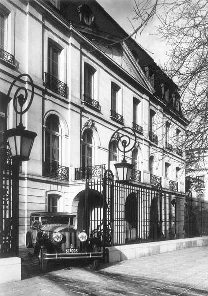 Imagen de la década del 30 en la que el Rolls-Royce de Juan Manuel Acevedo abandona la residencia que el arquitecto construyó sobre Avenida del Libertador.