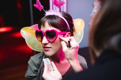 Con vincha de mariposas, alas en su espalda y anteojos rosa, Camila completó su divertido look de fiesta incorporando glitter en su rostro. 