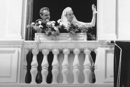 El balcón del palacio de Mónaco fue testigo del primer saludo como marido y mujer. Los príncipes Rainiero y Grace comenzaban así a escribir las primeras líneas de su leyenda.