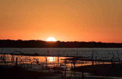 Atardecer en la laguna Mar Chiquita, el mejor momento para intentar descubrir presencias sobrenaturales