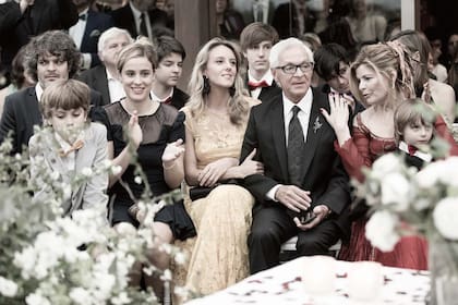 En el casamiento de Tomás Costantini en Octubre pasado. En la imagen, de izquierda a derecha: Eduardo (h) y su hijo, Lucio, Delfina Braun, Estefanía Daneri, Eduardo y María Teresa Correa Ávila, conocida como Teresa Costantini.