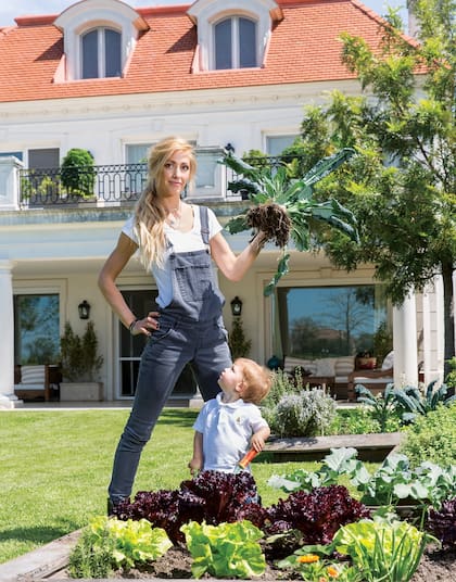 Micaela dejó la carrera de periodismo cuando supo que estaba embarazada y, desde entonces, se dedica ciento por ciento a la maternidad.