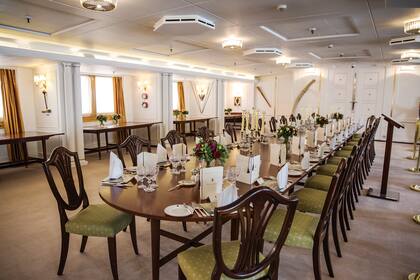 El comedor era el ambiente más lujoso del barco y estaba destinado a las comidas y celebraciones por las que desfilaron reyes,príncipes, presidentes y primeros ministros.