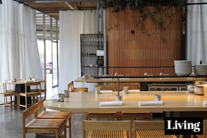Una fábrica de soda en Núñez, convertida en un restaurante contemporáneo con estilo propio