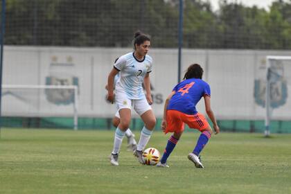 La ubicación, las gambetas y el manejo de la pelota son virtudes de la Chiara mediocampista; puesta a elegir entre el fútbol y el handball, tomaría el primero por su salida laboral, pero le gustaría seguir la carrera de medicina.