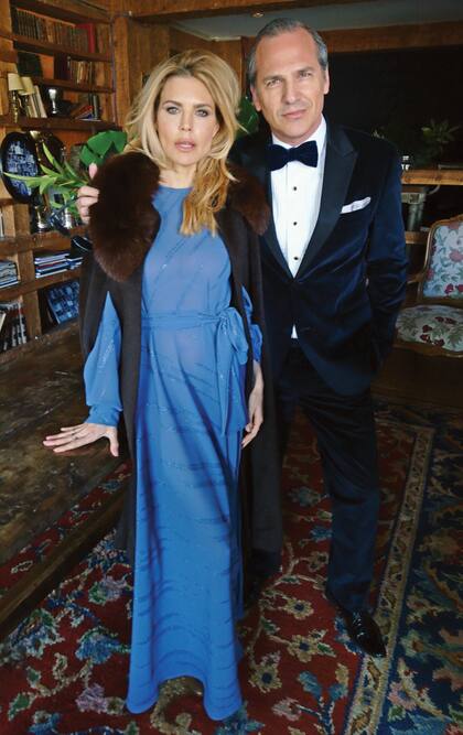 Julieta Kemble (con vestido de Adrián Brown), junto a su inseparable amigo Javier Iturrioz (con smoking Kenzo).