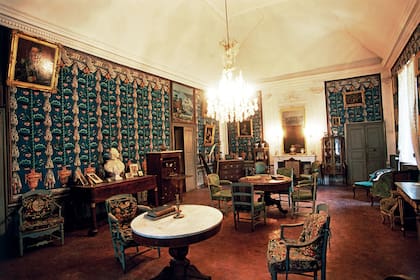 Si bien sus anteriores dueños vendieron parte de las antigüedades del castillo para poder mantenerlo, el escritorio y salón de lectura conserva su esplendor
