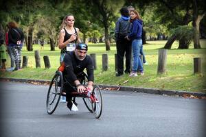Roban silla de ruedas de competición a un atleta discapacitado