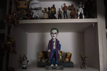 Además de su colección de La guerra de las galaxias y Los simpson, el actor destaca en su repisa al Guasón.