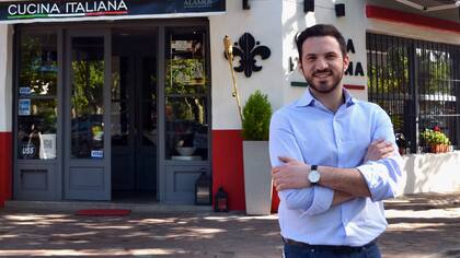 Alberto Giordano frente a su restaurante Ike Milano