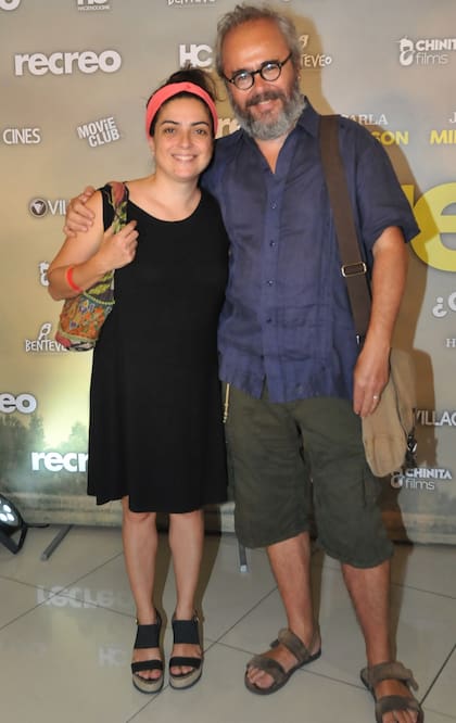 Paola Barrientos y su marido, Conrado Geiger, asistieron al evento con el clásico look informal y descontracturado que los caracteriza 