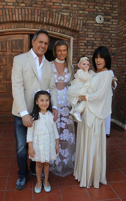 La familia en pleno: el ex gobernador y la modelo junto a Lorena, la hija mayor de Scioli, y su sobrina Camila.